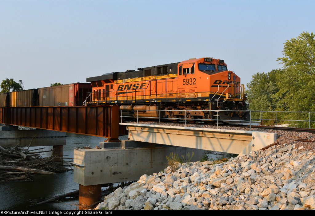 BNSF 5932